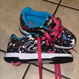 Heelys Kids' Black and Pink Patterned Sneakers